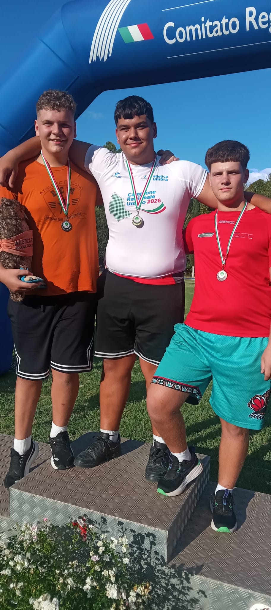 Edoardo Ricci al centro con la maglia( strettina) di Campione Regionale